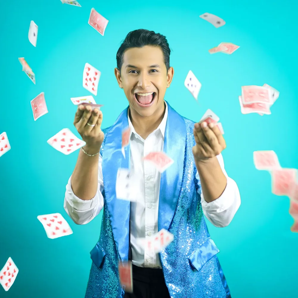 El Mago Albert con las cartas en el aire